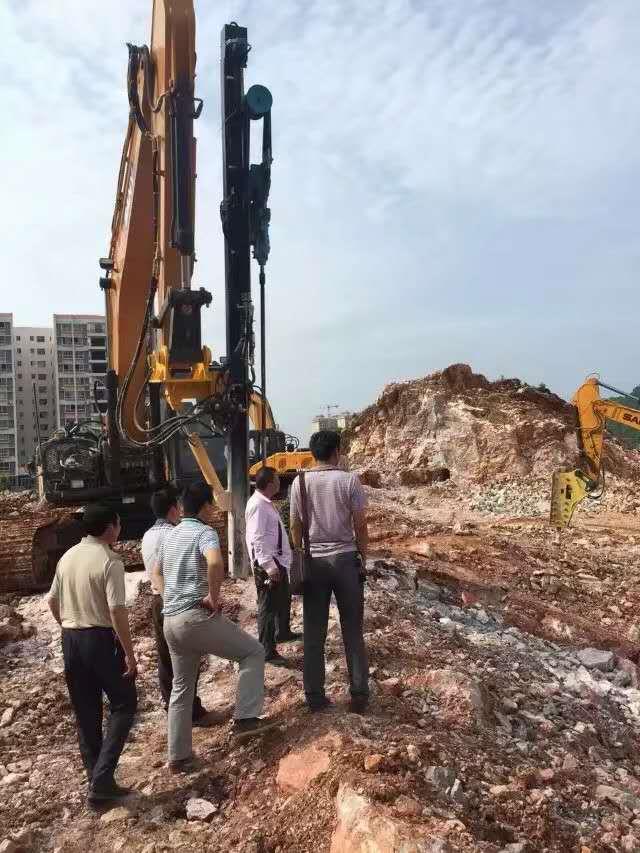 首先,我们先来看看挖掘机改潜孔钻机动作缓慢的主要表现。 发动机的输出功率过低,动力不足请结合数据分析发动机的输出情况,所有气缸是否能够同时工作;检查发动机有无黑烟出现,如果喷油嘴磨损严重,也会引起发动机功率下降。 清洗冷却系统内部时,待发动机充分冷却后,缓慢拧松注水口盖,释放水箱内部压力,然后才能放水。 张力不足时,皮带容易出现打滑的现象。张力过大,容易损伤各种辅机的轴承。 操作简单:造作板放在挖机驾驶室内,挖机手经过简单培训之后即可操作,无需专业人员。 修理人员在清洗零部件时,一要正确选用清洗剂。