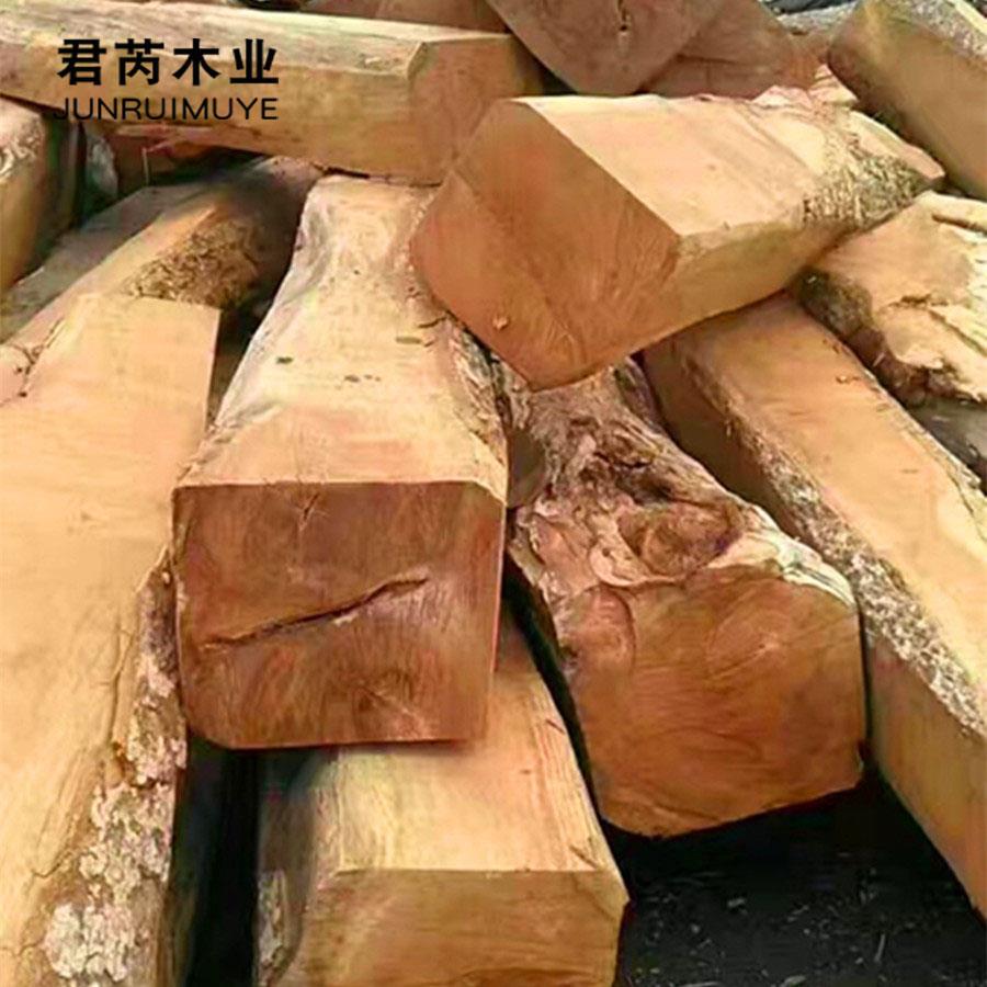 原木家具根据所用材料的不同,可分为榆木原木家具,樟木原木家具,柯木