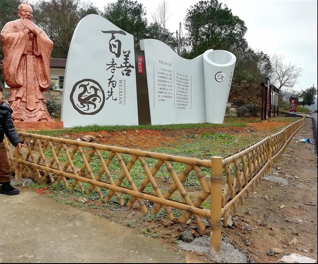 南方称篱笆,北方称杖子(障子)。(黄久明)用竹、苇或树枝等编成,可作为障隔的栅栏。 金属篱笆:具有复古的风格,常见为尖角形的,呈现皇家韵味,清新典雅。 这里简单的给大家介绍下周界围栏安装的角度问题。1、根据保护对象:防止外界入侵时建议为外倾式安装,防止内部翻越时建议为内倾式。
