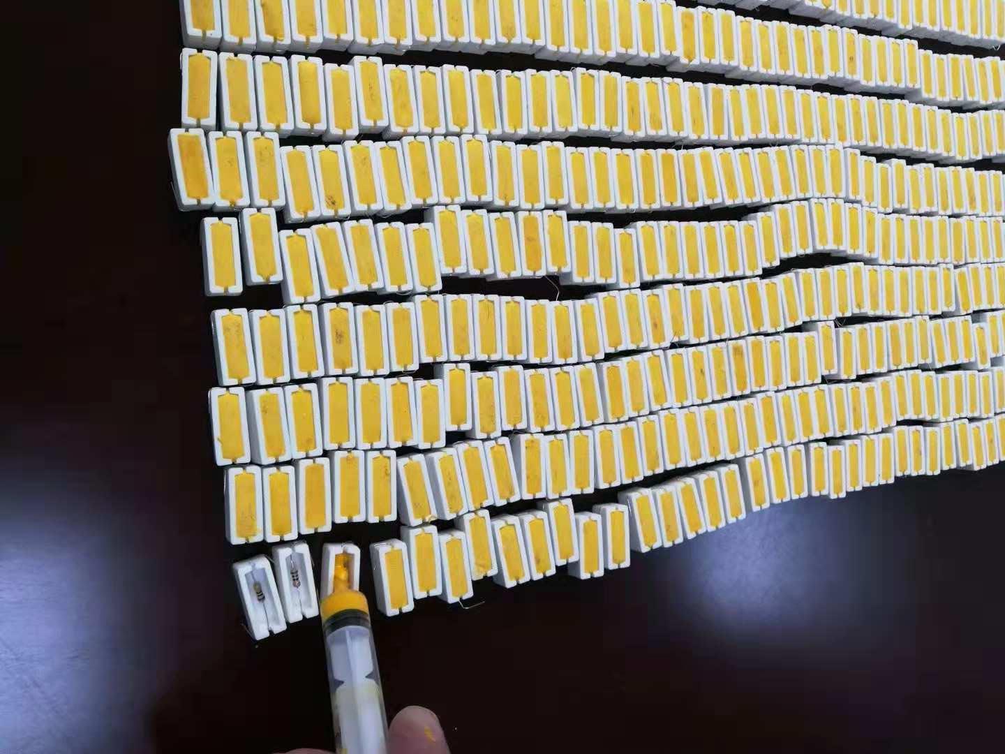 传感器是能够受规定的被测量并按照一定的规律转换成可用输出信号的器件或装置的总称,通常由敏感元件和转换元件组成。当传感器的输出为规定的标准信号时,则称为变送器。 变送器的概念是将非标准号转换为标准号的仪器,传感器则是将物理信号转换为号的器件,过去常讲物理信号,其他信号也有了。一次仪表指现场测量仪表或基地控制表,二次仪表指利用一次表信号完成其他功能:诸如控制,显示等功能的仪表。 传感器和变送器本是热工仪表的概念。传感器是把非电物理量如温度、压力、液位、物料、气体特性等转换成号或把物理量如压力、液位等直接送到变