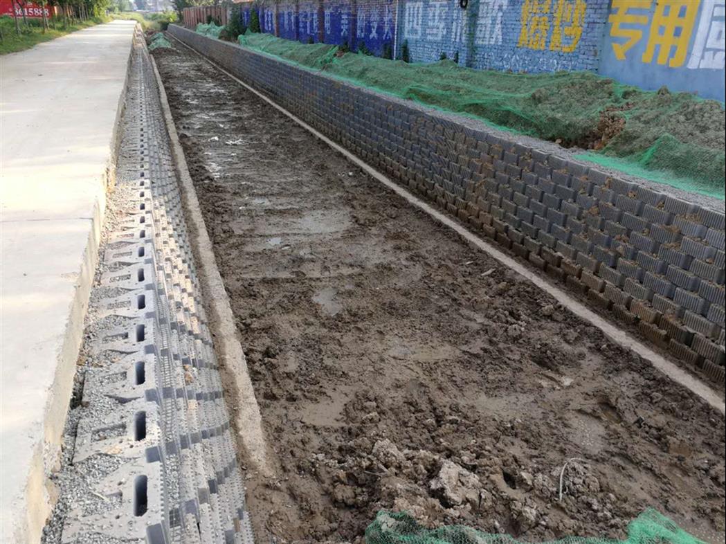 自嵌式挡土块为绿色环保出力