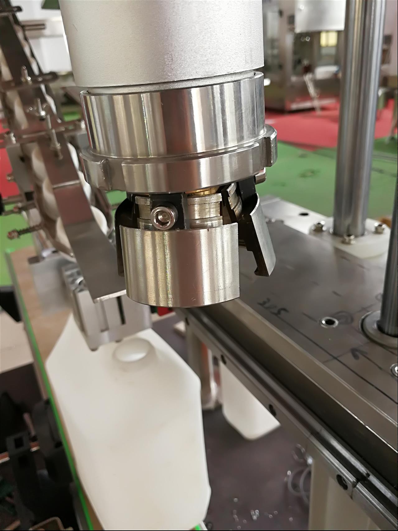 东台单头抓盖旋盖机种类齐全精田包装设备