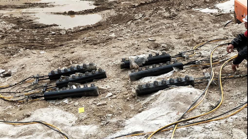 地基开挖液压分裂棒的工作原理 爆破就是这么任性 愚公斧