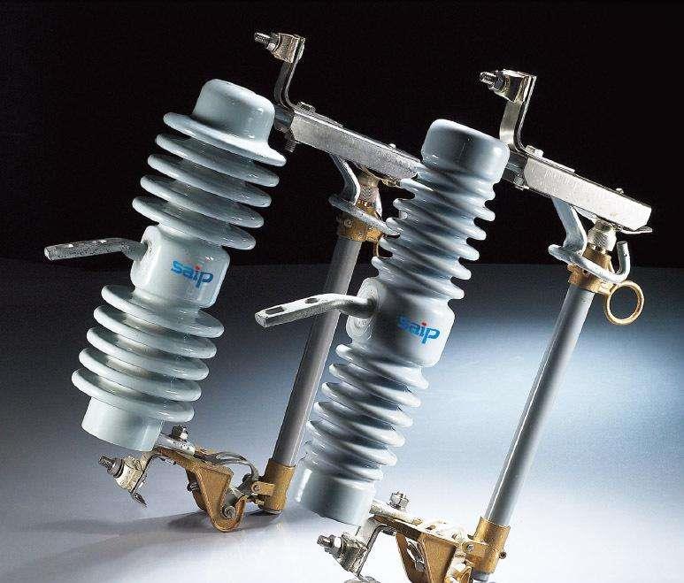 主要功能跌落式熔断器安装在10kv配电线路分支线上,可缩小停电范围,因