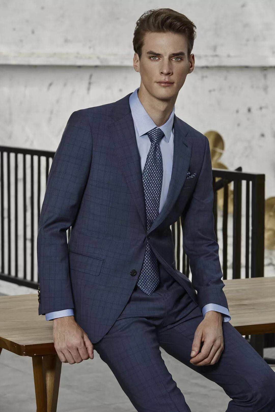 便装:单件西装,即一件与裤子不配套的西装上衣,仅适用于非正式场合.